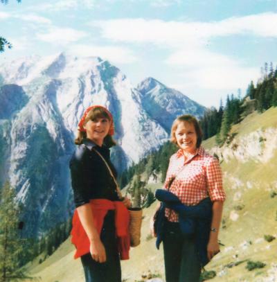 Alma Bledl (Gitte) mit Hildegard Nießner bei einem Betriebsausflug nach Hinterriß (1977)