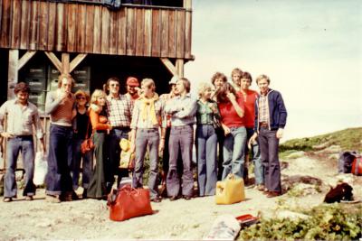Wanderwochenende zum Straubinger Haus mit Reisetaschen, Plastiktaschen, Halbschuhen und Turnschuhen (Sept. 1975)