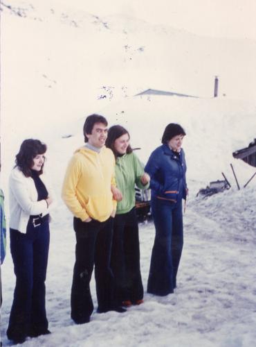 (Amsl ?), Umseher Winfried, Umseher Bärbl (geb. Stamm), Heller Berta, beim Straubinger Haus auf dem Fellhorn, Winter 1975/76