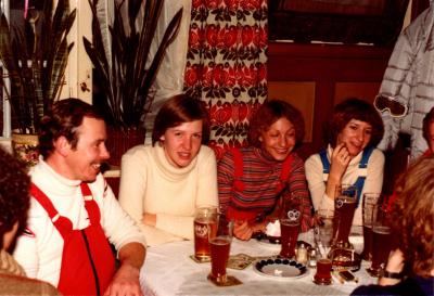 auf der Skihütte: Völkl Hans, Glas Lydia, Göbl Marianne, Gschlößl Anita (nicht ganz sicher)