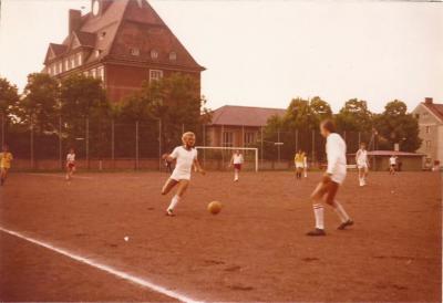 Fußballspiel in der alten Heide (Zauner Hans in Aktion)
